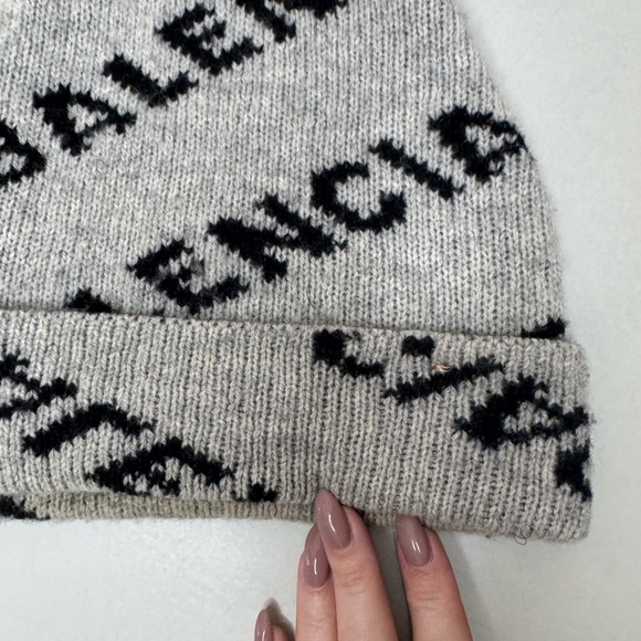 Authentic Balenciaga Grey & Black Logo Beanie – Unisex - Picture 13 of 14